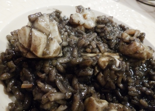 arborio,carnaroli,vialone nano,seiche,encre de seiche,vin blanc sec,bouillon de légumes,bouillon de moules,ail,parmesan