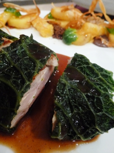 faisan,chou de milan,chou de savoie,boudin noir,fond de veau,cacao,nescafé espresso,salsifis,vinaigre,mimolette,vinaigre balsamique,pommes de terre,fond blanc,ail,jambon cru,kriek girardin,liqueur de cerises,jus d'orange,vinaigre de framboises,gelée de groseilles,vanille,fond de gibier,fond de volaille,citron,valrhona,chocolat,nyangbo,choux de bruxelles