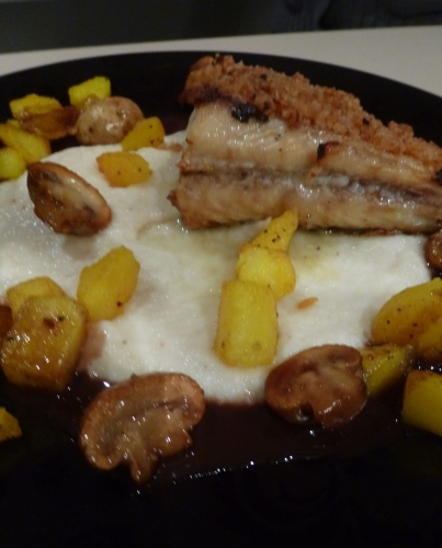 persil tubéreux,citron,turbot,moutarde,moutarde bister,ail,echalote,vin blanc,graisse d'oie,pomme de terre,champignons,fenouil,céleri,vin rouge,chapelure,beurre clarifié,champignons sauvages,fond de veau
