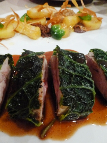 faisan,chou de milan,chou de savoie,boudin noir,fond de veau,cacao,nescafé espresso,salsifis,vinaigre,mimolette,vinaigre balsamique,pommes de terre,fond blanc,ail,jambon cru,kriek girardin,liqueur de cerises,jus d'orange,vinaigre de framboises,gelée de groseilles,vanille,fond de gibier,fond de volaille,citron,valrhona,chocolat,nyangbo,choux de bruxelles