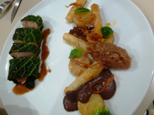faisan,chou de milan,chou de savoie,boudin noir,fond de veau,cacao,nescafé espresso,salsifis,vinaigre,mimolette,vinaigre balsamique,pommes de terre,fond blanc,ail,jambon cru,kriek girardin,liqueur de cerises,jus d'orange,vinaigre de framboises,gelée de groseilles,vanille,fond de gibier,fond de volaille,citron,valrhona,chocolat,nyangbo,choux de bruxelles
