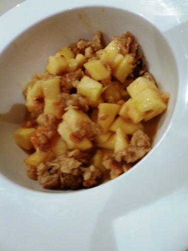 pommes golden,citron,rhum brun,sucre,crème epaisse,beurre,vanille,canelle,sucre de canne,poudre d'amandes,farine,muesli,raisins blonds,cranberries