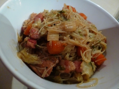 Filet de Porc, Lard Salé, Chou Chinois, Huile de Sésame, Carotte, Gingembre, Coriandre, Teriyaki, Bouillon de Légumes, Vermicelles, Vermicelles de Soja