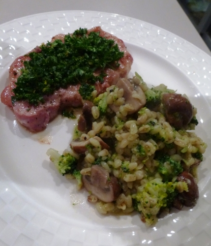 Mignonette de Porc, Porc, Citron, Persil, Ail, Blé, Broccoli, Champignon, Parmesan, Pesto, Bouillon de Légumes