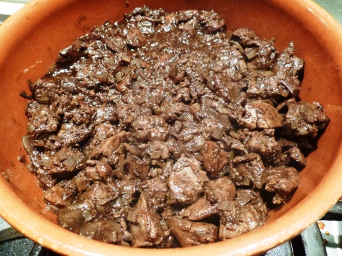 foies de volaille,pommes de terre,bintjes,echalotes,vinaigre balsamique,banyuls,crème epaisse,chapelure,gruyère,sucre