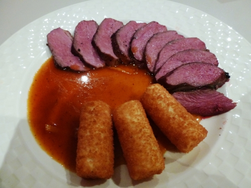 oranges bigarades,canard de barbarie,fond brun lié,vinaigre de vin blanc,vinaigre balsamique,citron,sucre,jus d'oranges,gelée de groseilles,marmelade d'oranges amères,grand marnier,curaçao,caramel