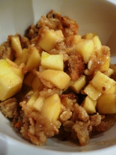 pommes golden,citron,rhum brun,sucre,crème epaisse,beurre,vanille,canelle,sucre de canne,poudre d'amandes,farine,muesli,raisins blonds,cranberries