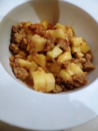 pommes golden,citron,rhum brun,sucre,crème epaisse,beurre,vanille,canelle,sucre de canne,poudre d'amandes,farine,muesli,raisins blonds,cranberries