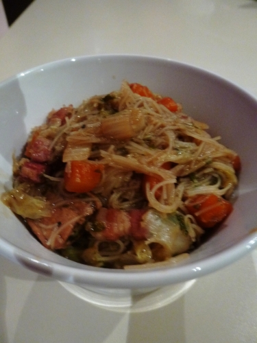 Filet de Porc, Lard Salé, Chou Chinois, Huile de Sésame, Carotte, Gingembre, Coriandre, Teriyaki, Bouillon de Légumes, Vermicelles, Vermicelles de Soja