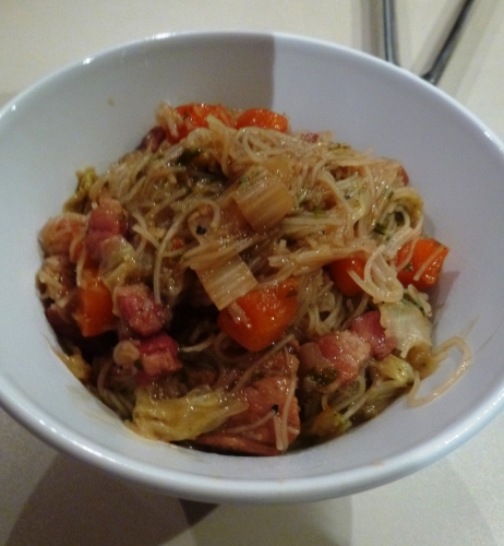 Filet de Porc, Lard Salé, Chou Chinois, Huile de Sésame, Carotte, Gingembre, Coriandre, Teriyaki, Bouillon de Légumes, Vermicelles, Vermicelles de Soja