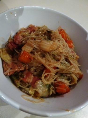 Filet de Porc, Lard Salé, Chou Chinois, Huile de Sésame, Carotte, Gingembre, Coriandre, Teriyaki, Bouillon de Légumes, Vermicelles, Vermicelles de Soja