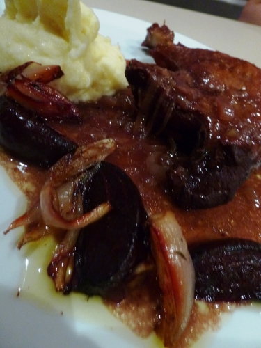 canard,porto,vin rouge,jus d'orange,badiane,anis etoilé,oignons,echalotes,pommes de terre,betteraves rouges,thym,laurier,vinaigre balsamique