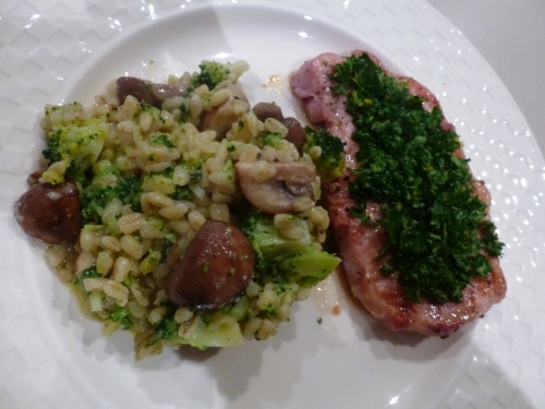 Mignonette de Porc, Porc, Citron, Persil, Ail, Blé, Broccoli, Champignon, Parmesan, Pesto, Bouillon de Légumes