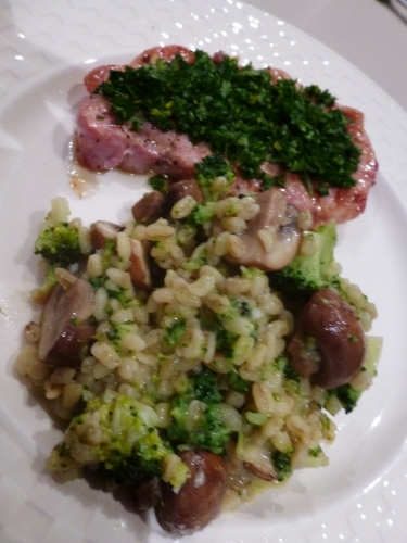 Mignonette de Porc, Porc, Citron, Persil, Ail, Blé, Broccoli, Champignon, Parmesan, Pesto, Bouillon de Légumes