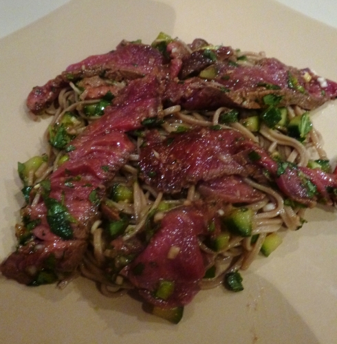 Nouilles Soba, Tamarin, Echalote, Jeunes Oignons, Miso, Citronelle, Gingembre, Nuoc Nam, Nam Prik Pao, Huile de Tournesol, Coriandre, Conombre, Menthe, Piment, 