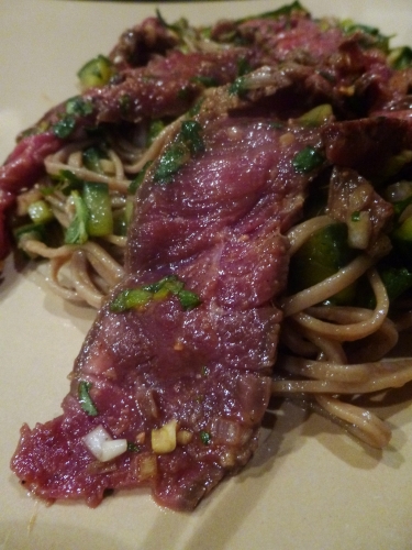 Nouilles Soba, Tamarin, Echalote, Jeunes Oignons, Miso, Citronelle, Gingembre, Nuoc Nam, Nam Prik Pao, Huile de Tournesol, Coriandre, Conombre, Menthe, Piment, 