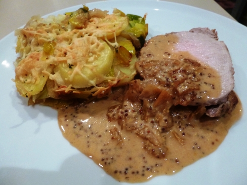 porc,rôti de porc,poireaux,pommes de terre,oignons,echalotes,moutarde à l'ancienne,ail,bière blonde,omer,fromage râpé,emmenthal,gouda,thym,romarin,crème