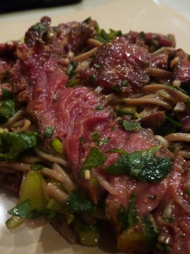 Nouilles Soba, Tamarin, Echalote, Jeunes Oignons, Miso, Citronelle, Gingembre, Nuoc Nam, Nam Prik Pao, Huile de Tournesol, Coriandre, Conombre, Menthe, Piment, 