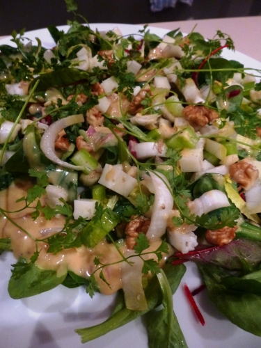 fromage ibérique,salade de blé,chicons,noix,feuilles de betterave,cerfeuil,jets de betterave,huile de colza,worcestershire,miel,moutarde,bister,ail,vinaigre de vin rouge,vinaigre de vin blanc,céleri,crème epaisse