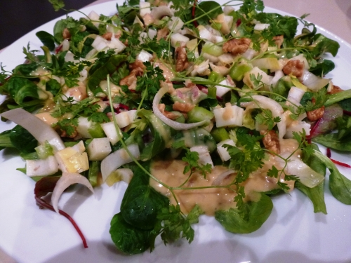 fromage ibérique,salade de blé,chicons,noix,feuilles de betterave,cerfeuil,jets de betterave,huile de colza,worcestershire,miel,moutarde,bister,ail,vinaigre de vin rouge,vinaigre de vin blanc,céleri,crème epaisse