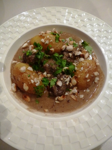 huile de tournesol,boeuf,pommes de terre,cachuètes,coriandre,chili,piments,gingembre,galanga,graines de cumin,grains de poivre blanc,graines de coriandre,clous de girofle,cannelle,cardamome,oignon rouge,ail,citronelle,racines de coriandre,lait de coco,crème de coco,sucre brun,nam pla,citron vert,pâte de crevettes,tamarin,jus d'ananas,echalotes thaï,muscade,cafre,kafir