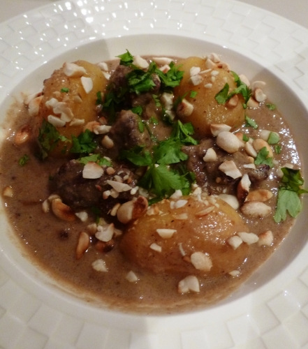 huile de tournesol,boeuf,pommes de terre,cachuètes,coriandre,chili,piments,gingembre,galanga,graines de cumin,grains de poivre blanc,graines de coriandre,clous de girofle,cannelle,cardamome,oignon rouge,ail,citronelle,racines de coriandre,lait de coco,crème de coco,sucre brun,nam pla,citron vert,pâte de crevettes,tamarin,jus d'ananas,echalotes thaï,muscade,cafre,kafir