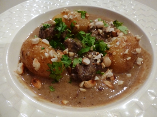 huile de tournesol,boeuf,pommes de terre,cachuètes,coriandre,chili,piments,gingembre,galanga,graines de cumin,grains de poivre blanc,graines de coriandre,clous de girofle,cannelle,cardamome,oignon rouge,ail,citronelle,racines de coriandre,lait de coco,crème de coco,sucre brun,nam pla,citron vert,pâte de crevettes,tamarin,jus d'ananas,echalotes thaï,muscade,cafre,kafir