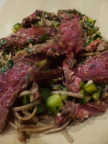 Nouilles Soba, Tamarin, Echalote, Jeunes Oignons, Miso, Citronelle, Gingembre, Nuoc Nam, Nam Prik Pao, Huile de Tournesol, Coriandre, Conombre, Menthe, Piment, 