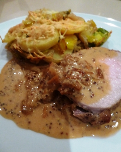 porc,rôti de porc,poireaux,pommes de terre,oignons,echalotes,moutarde à l'ancienne,ail,bière blonde,omer,fromage râpé,emmenthal,gouda,thym,romarin,crème
