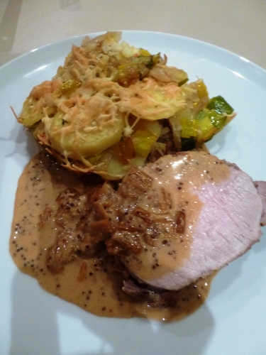 porc,rôti de porc,poireaux,pommes de terre,oignons,echalotes,moutarde à l'ancienne,ail,bière blonde,omer,fromage râpé,emmenthal,gouda,thym,romarin,crème