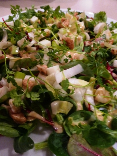 fromage ibérique,salade de blé,chicons,noix,feuilles de betterave,cerfeuil,jets de betterave,huile de colza,worcestershire,miel,moutarde,bister,ail,vinaigre de vin rouge,vinaigre de vin blanc,céleri,crème epaisse