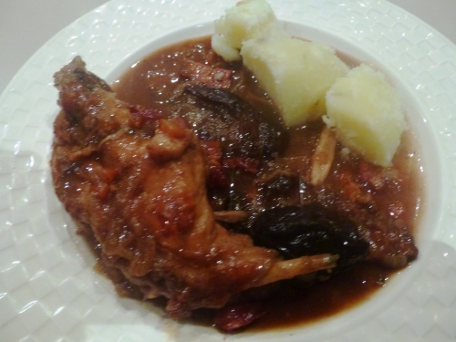 lapin,rodenbach,sucre brun,vergeoise,ail,vinaigre de cidre,lard fûmé,carotte,oignons,laurier,thym,4 épices,fond brun