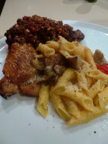 pâtes,garganelli,olives noires,taggiasche,câpres,parmesan,origan,ail,huile d'olive,citron,artichauts,tomates cerises,poulet,amandes,paprika