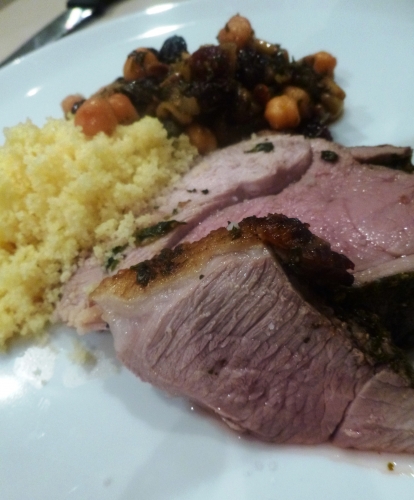 agneau,agneau de lait,raisins secs,menthe,coriandre,persil plat,pignons de pin,pistaches,oignons,ail,cumin,harissa,cannelle,clou de girofle,semoule,fond d'agneau,citron vert,pois chiches