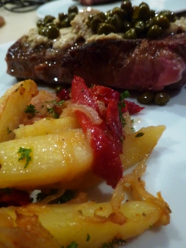 boeuf,anchois,câpres,poivron,pommes de terre,oignons,ail,thym,beurre,echalote,citron