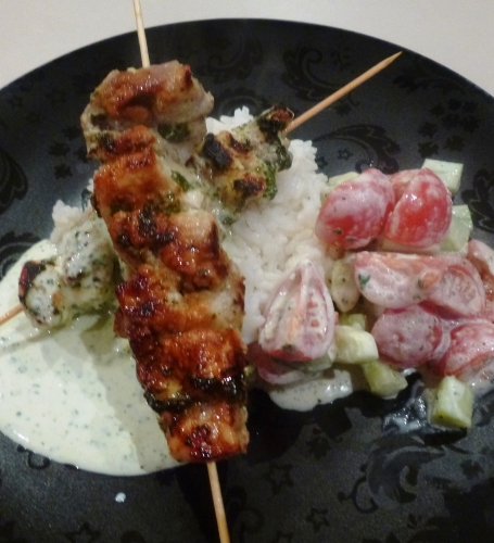 poulet,concombre,tomates cerises,coriandre,cumin,piment de cayenne,yaourt,crème epaisse,gingembre,ail,chermoula,sucre brun,citron