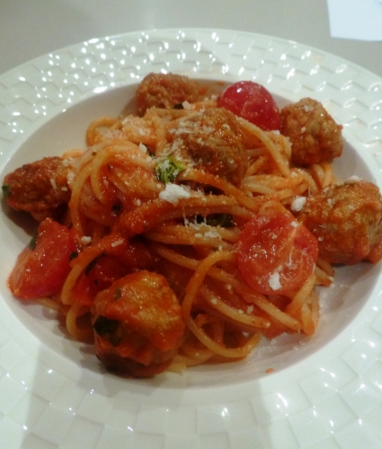 Spaghetti, Tomates Cerises, Basilic, Huile d'Olive, Haché Porc-Veau, Chapelure, Origan, Parmesan,  