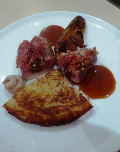 filet de porc,jambon mangalica,pain d'epices,pomme,boudin noir basque en conserve,café,espresso,miel,sucre,caramel,pommes de terre,châtaigne,champignon de paris,carotte,céleri,ail,echalote,fond blanc,fond brun,bouillon de volaille,chicoré,chicons,piment d'espelette,beurre clarifié