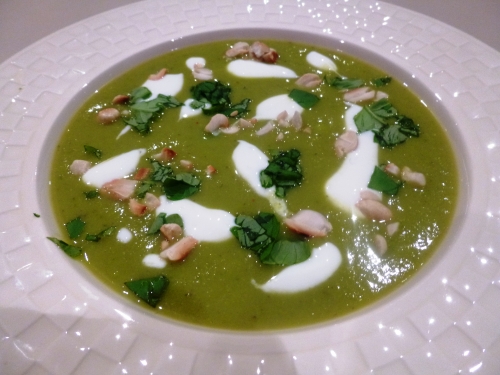 fèves des marais,bouillon de légumes,yaourt,basilic, piment d'espelette, cacahuètes