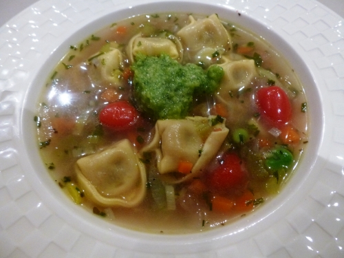 carottes,céleri,poireaux,oignon rouge,ail,pignons de pin,basilic,parmesan,origan,persil,ciboulette,coriandre,bouillon de volaille,fèves des marais,tomates cerises,tortellone