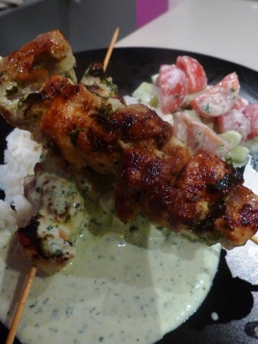 poulet,concombre,tomates cerises,coriandre,cumin,piment de cayenne,yaourt,crème epaisse,gingembre,ail,chermoula,sucre brun,citron