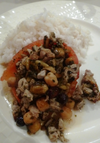 agneau,pignons de pin,raisins secs,pistaches,pois chiches,ail,menthe,coriandre,persil,vinaigre de xères,miel,tomates,jus de citron,cannelle,cumin,clous de girofle
