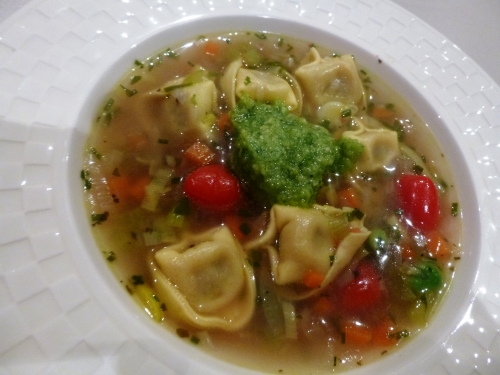 carottes,céleri,poireaux,oignon rouge,ail,pignons de pin,basilic,parmesan,origan,persil,ciboulette,coriandre,bouillon de volaille,fèves des marais,tomates cerises,tortellone