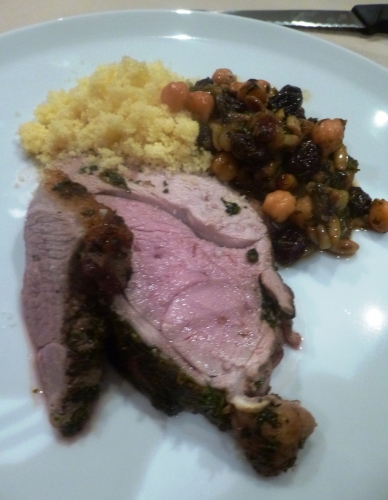 agneau,agneau de lait,raisins secs,menthe,coriandre,persil plat,pignons de pin,pistaches,oignons,ail,cumin,harissa,cannelle,clou de girofle,semoule,fond d'agneau,citron vert,pois chiches