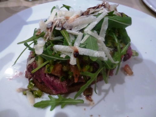 boeuf,onglet,céleri,tomate,echalote,roquette,parmesan,vinaigre balsamique,pain au levain,paprika,cayenne,ciboulette,basilic,origan,persil