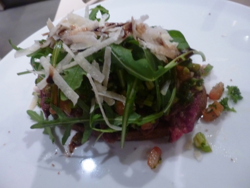 boeuf,onglet,céleri,tomate,echalote,roquette,parmesan,vinaigre balsamique,pain au levain,paprika,cayenne,ciboulette,basilic,origan,persil