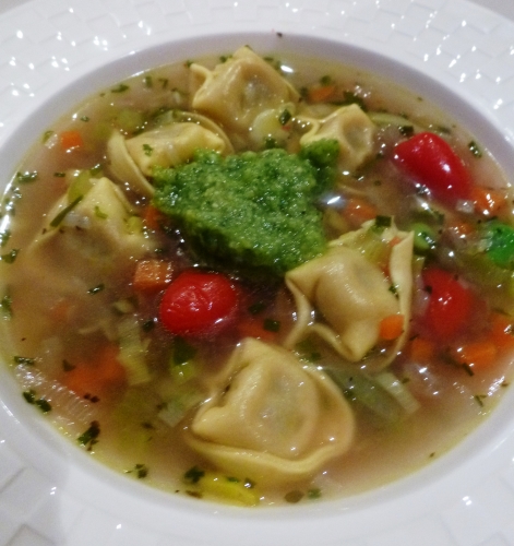 carottes,céleri,poireaux,oignon rouge,ail,pignons de pin,basilic,parmesan,origan,persil,ciboulette,coriandre,bouillon de volaille,fèves des marais,tomates cerises,tortellone