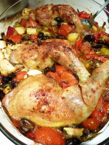 poulet,oignons roses,roscoff,ail,romarin,thym,origan,espelette,piment,poivron,piquillos,panais,olives noires,céleri vert,tomates,tomates cerises,fond de volaille