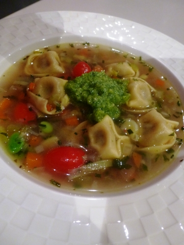 carottes,céleri,poireaux,oignon rouge,ail,pignons de pin,basilic,parmesan,origan,persil,ciboulette,coriandre,bouillon de volaille,fèves des marais,tomates cerises,tortellone