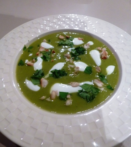 fèves des marais,bouillon de légumes,yaourt,basilic, piment d'espelette, cacahuètes